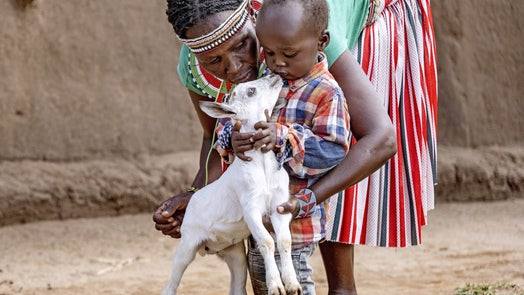grace-peto-barnebarn-thaddeus-kenya-giv-en-ged-scaled.jpg